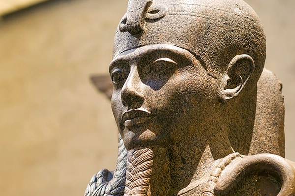 Eine alte Statue im ägyptischen Museum in Kairo