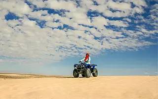 Quad fährt auf Sand bei Quad Safari