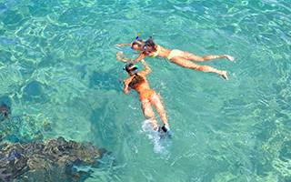 Zwei Frauen schnorcheln im Roten Meer