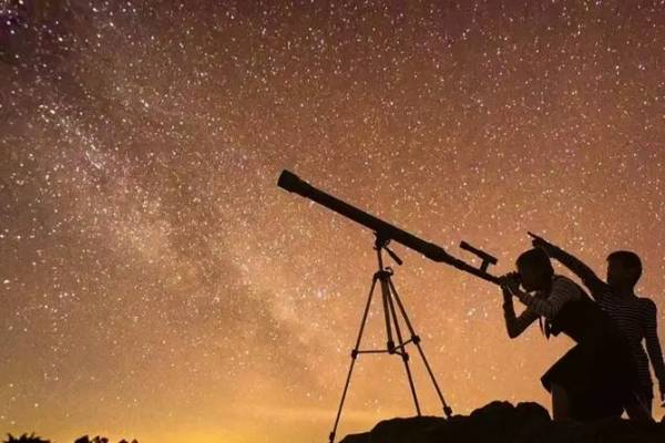 Sternentour mit Teleskop und Blick in den Sternenhimmel