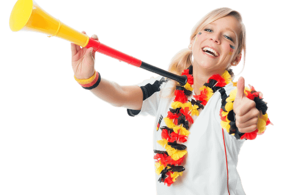 Fan-Frau mit Trompete inDeutschland Farben