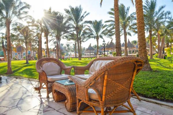 Zimmer-Terrasse mit Korbstühlen und Tisch im All Inclusive Urlaub in Ägypten