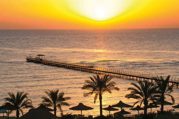 Strand und Meer von Marsa Alam in der Dämmerung