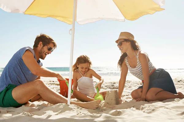 Familie am Strand und sandeln
