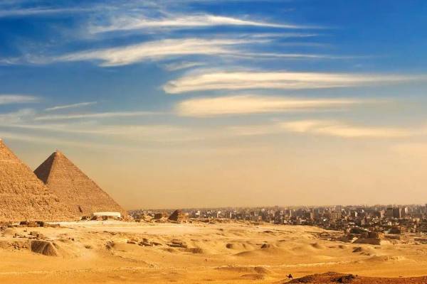 Pyramiden von Gizeh unter blauem Himmel