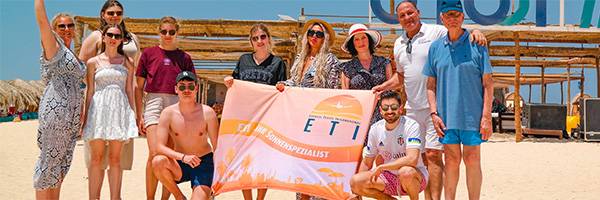 11 ETI Mitarbeiter am Strand während Inforeise nach Ägypten