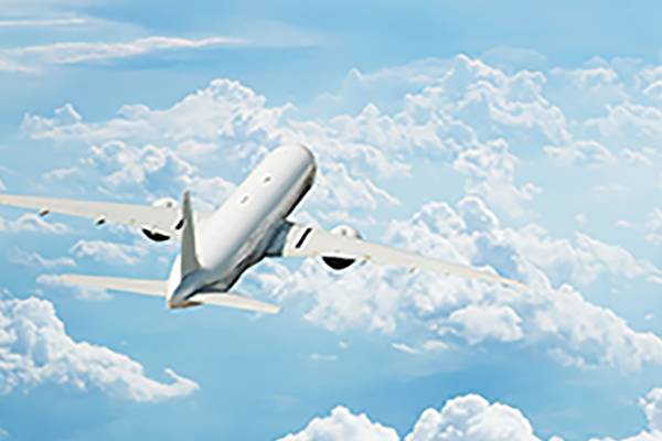 Ein Flugzeug der Nesma Airlines über den Wolken