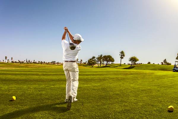 Mann in weißer Kleidung auf dem Golfplatz beim Pickalbatros Golf Beach Resort in Sharm El Sheikh