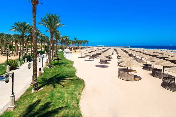 Blick über den Strand von Makadi Bay mit Sonnenschirmen
