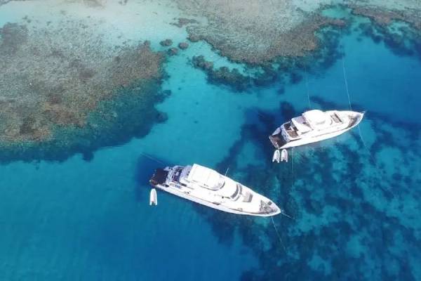 Blick auf die Tiran Island mit 2 Yachten