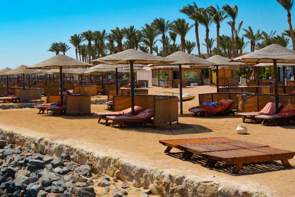 Strandschirme und Liegen in Makadi Bay