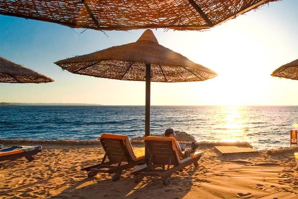 Strand und Sonnenschirme vor dem Roten Meer in Sahl Hasheessh