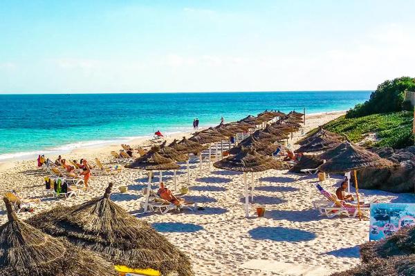 Strand mit Sonnenschirmen am Meer in Sousse