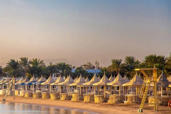 Strand mit Sonnenschirmen vor Hurghada