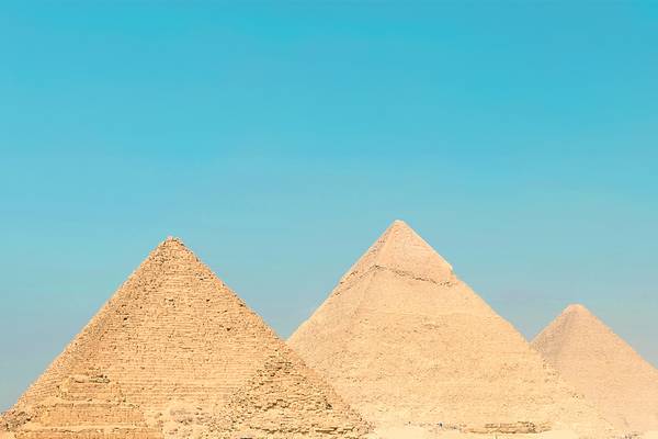 Pyramiden von Gizeh unter blauem Himmel