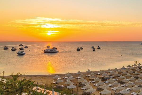 Meer und Strand mit Sonnenschirmen von Hurghada in Ägypten