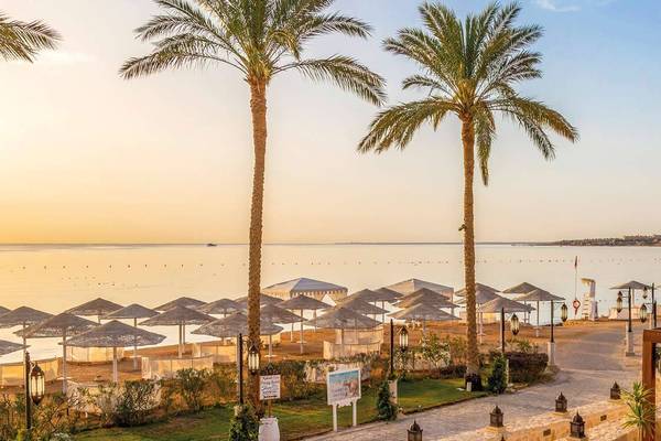 Strand mit Sonnenschirmen von Makadi Bay