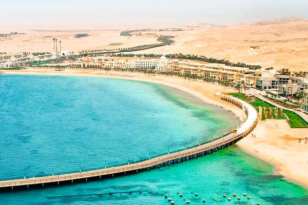 Blick auf die Küste von Sahl Hasheesh in Ägypten mit langem Steg ins Meer