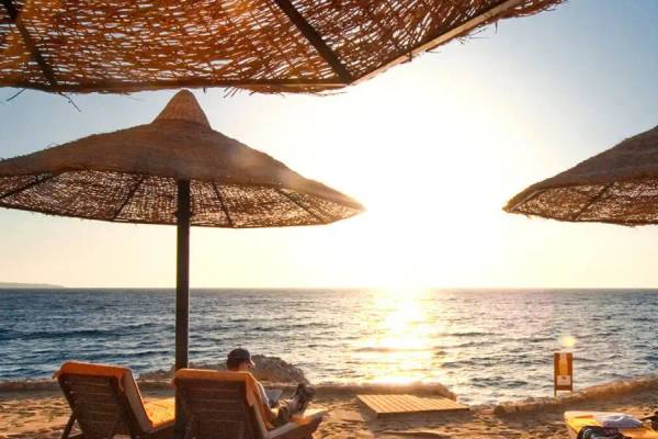 Strandliegen und Sonnenschirme in Sharm El Sheikh