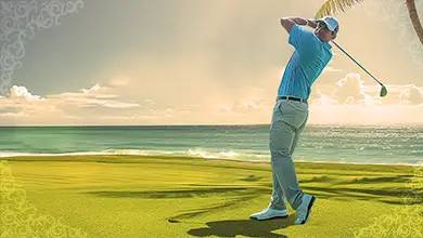 Ein Golfspieler schwingt den Schläger im Golfurlaub in Tunesien
