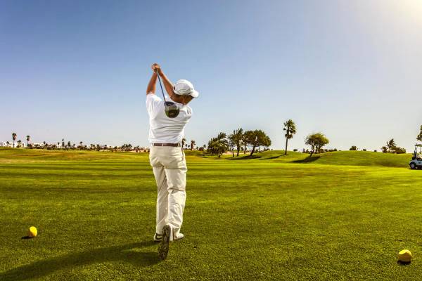 Mann in weißer Kleidung auf dem Golfplatz beim Pickalbatros Golf Beach Resort in Sharm El Sheikh